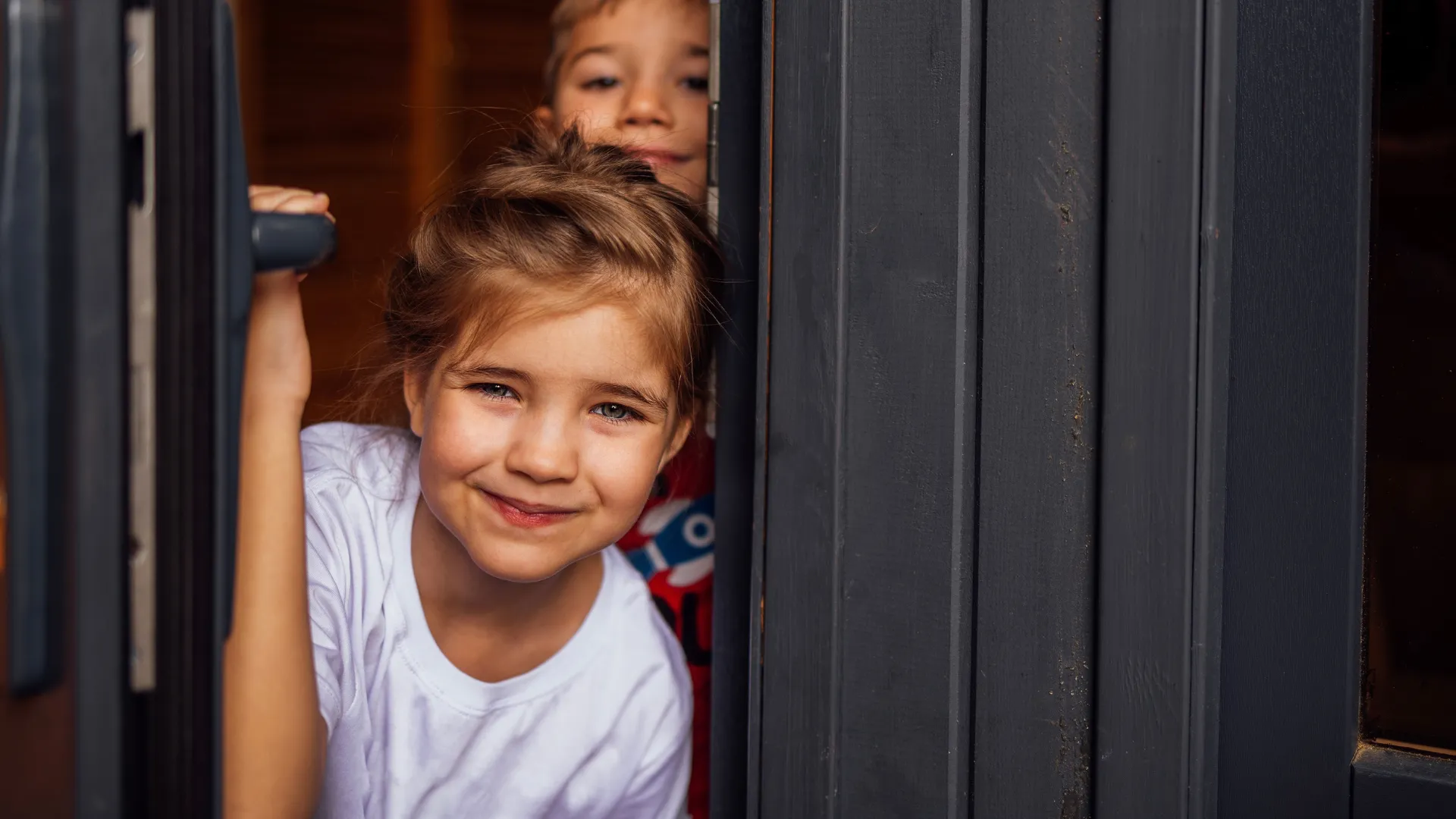 enfant ouvrant la porte d'entrée