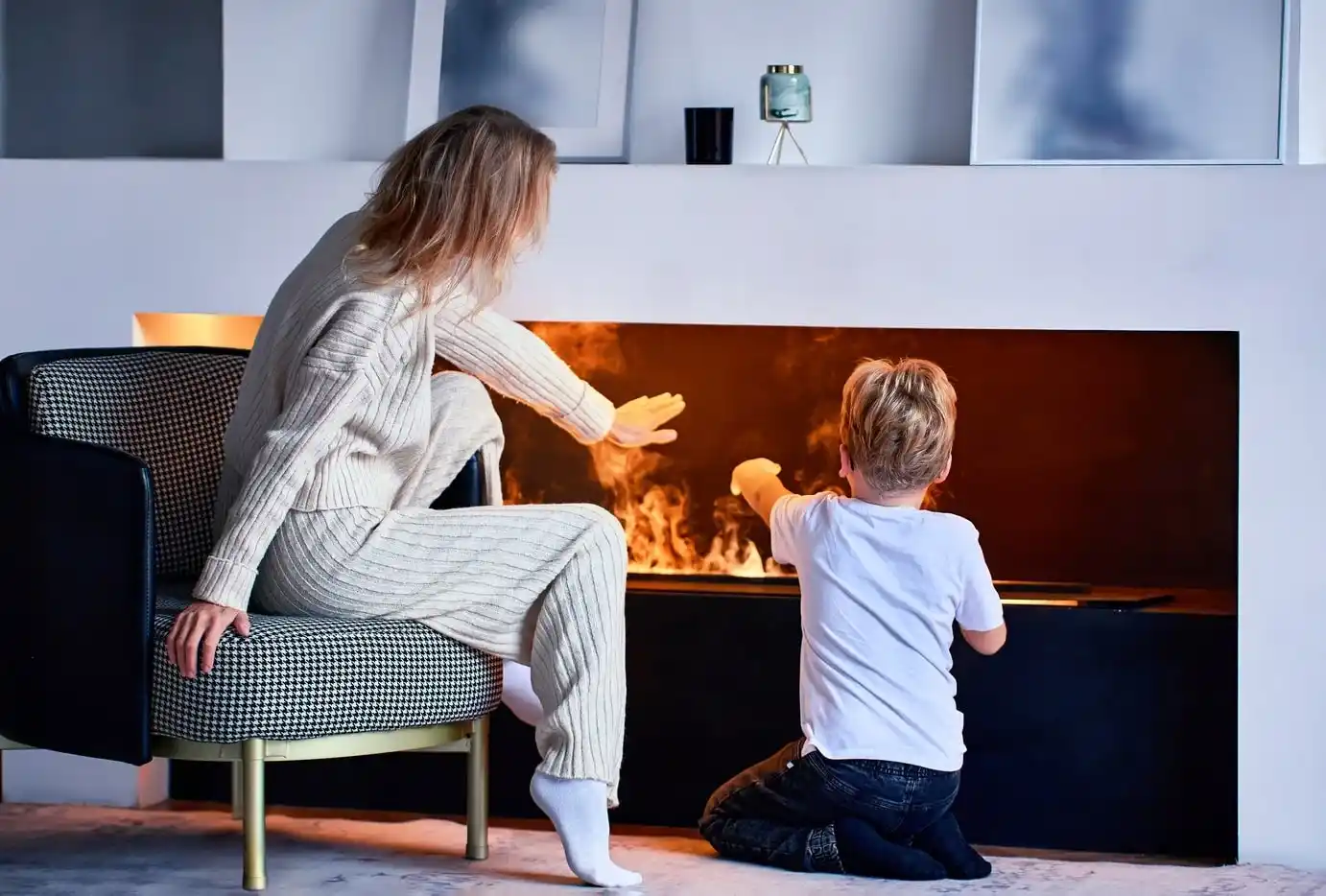 mère et fils installé près du feu de leur insert à granulé